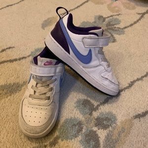 Girls / Toddler Size 9 Nike Sneakers Periwinkle/blue and White Velcro